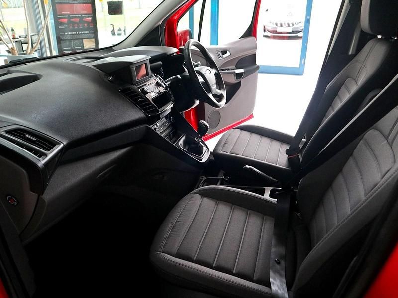 Used Ford Grand Tourneo Connect Titanium 120 HP (88 kW) 2020 Red MPV