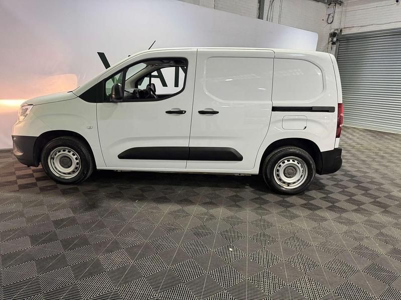 Used Vauxhall Combo 100 HP (73 kW) 2022 White MPV