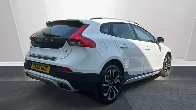 Used Volvo V40 Pro 150 HP (110 kW) 2018 White Hatchback