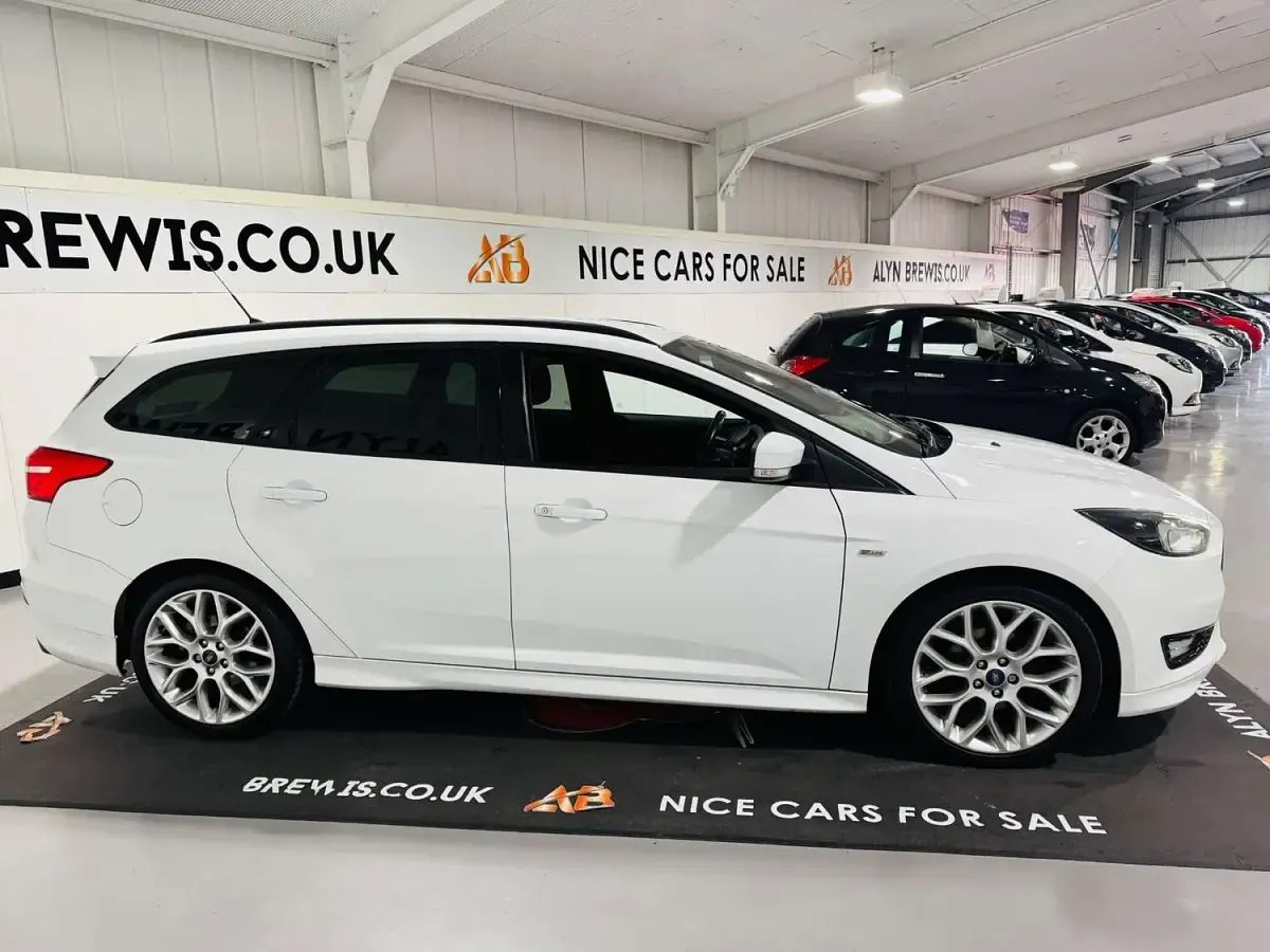 Used Ford Focus ST-Line 125 HP (91 kW) 2017 White Estate