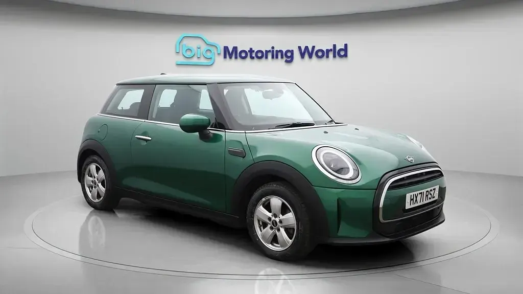 Usado Mini Cooper Classic 136 HP (100 kW) 2022 Verde Citadino