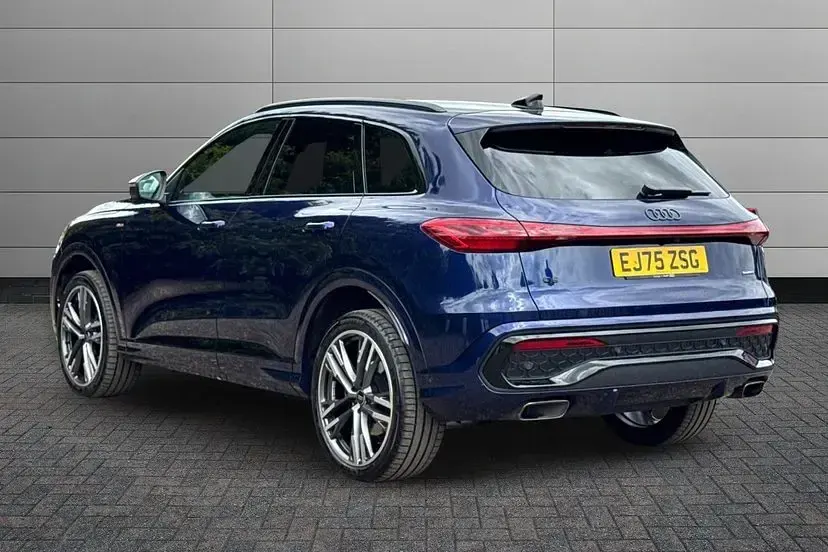 Used Audi Q5 Advanced 204 HP (150 kW) 2026 Navarra blue SUV