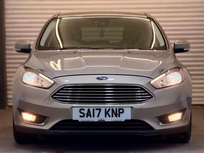 Begagnad Ford Focus Titanium 120 HK (88 kW) 2017 Silver Halvkombi