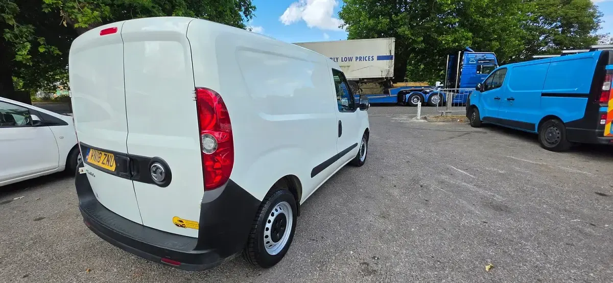 Used Vauxhall Combo S 95 HP (69 kW) 2018 White MPV