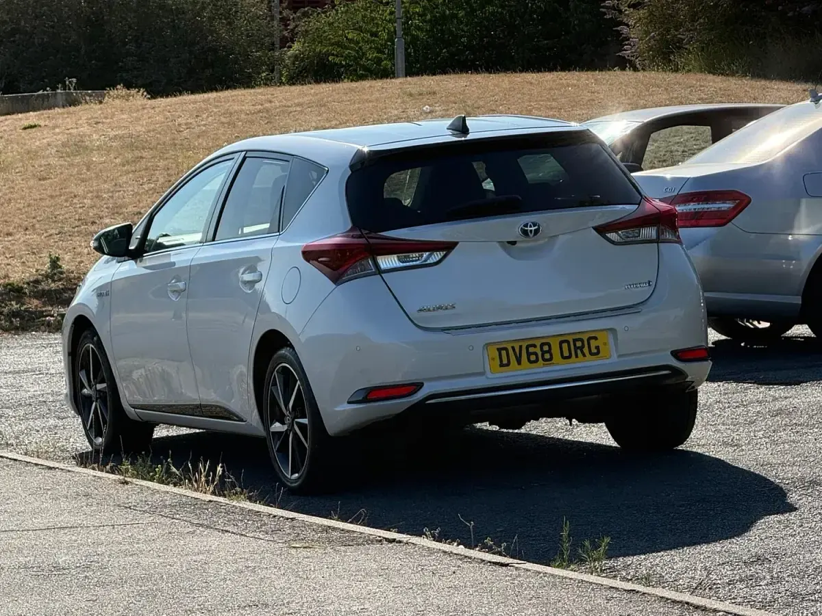 Used Toyota Auris Hybrid Design 2018 White Hatchback