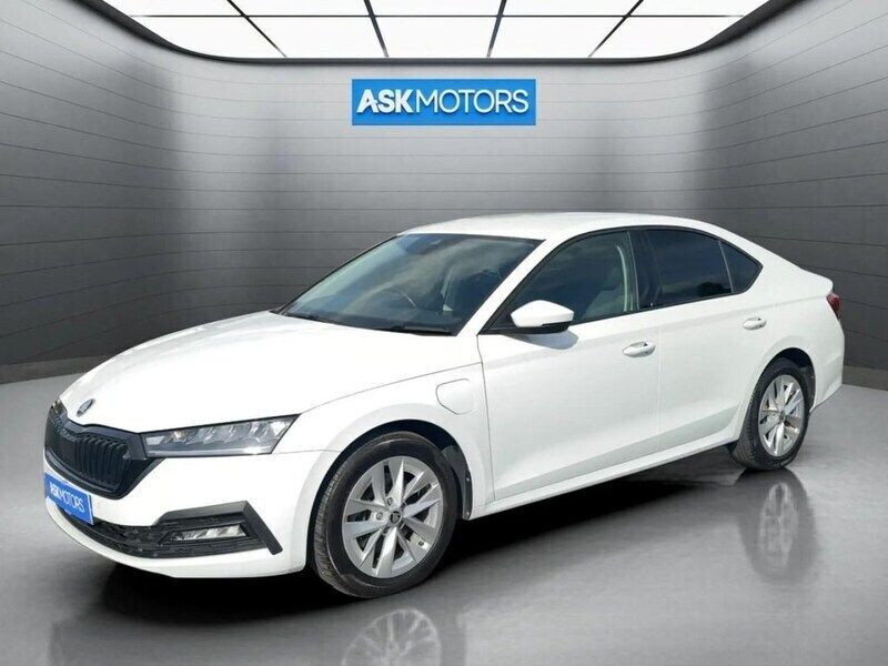 White Used 2021 Skoda Octavia SE Technology Hatchback | £15,499 (Fair price) - Image 1/4