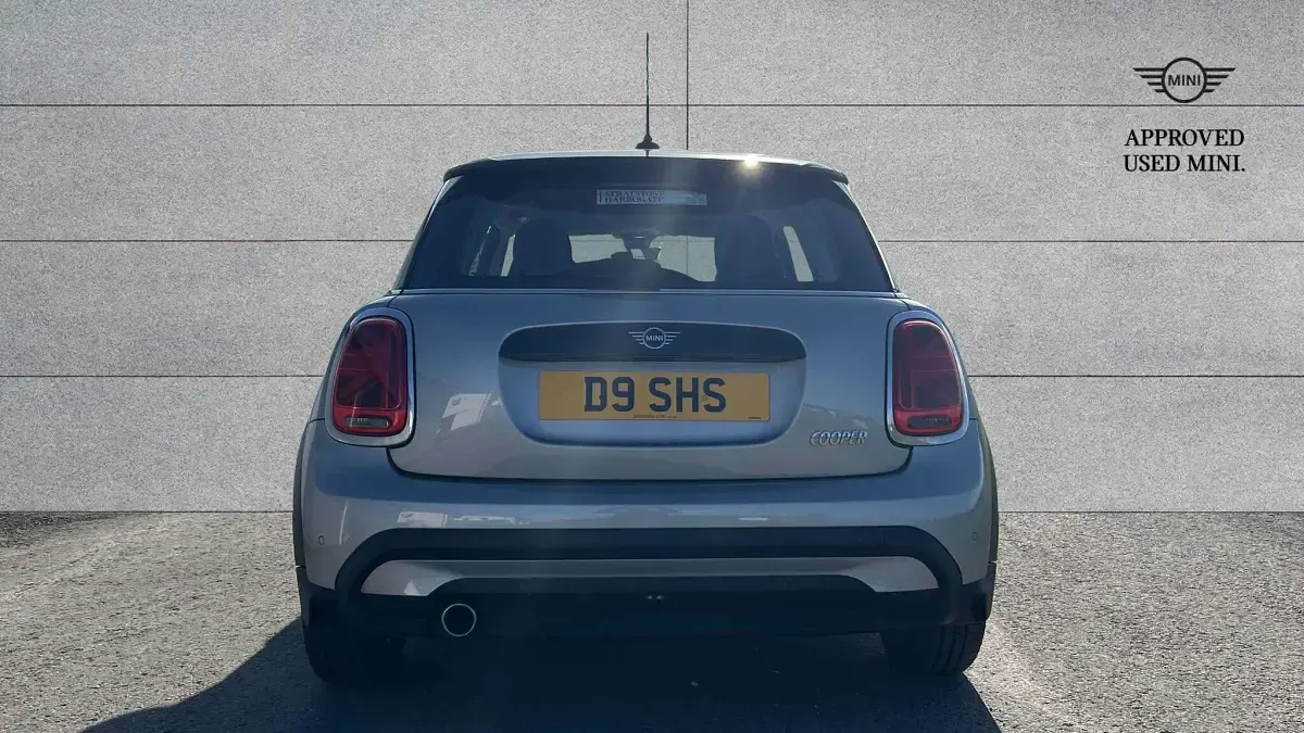 Usado Mini Cooper Classic 134 HP (98 kW) 2023 Prateado Citadino