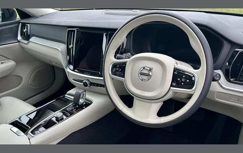 New Volvo V60 Ultra 449 HP (330 kW) 2026 Green Estate