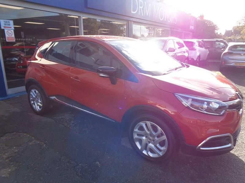 Used Renault Captur Dynamique 90 HP (66 kW) 2017 Orange SUV