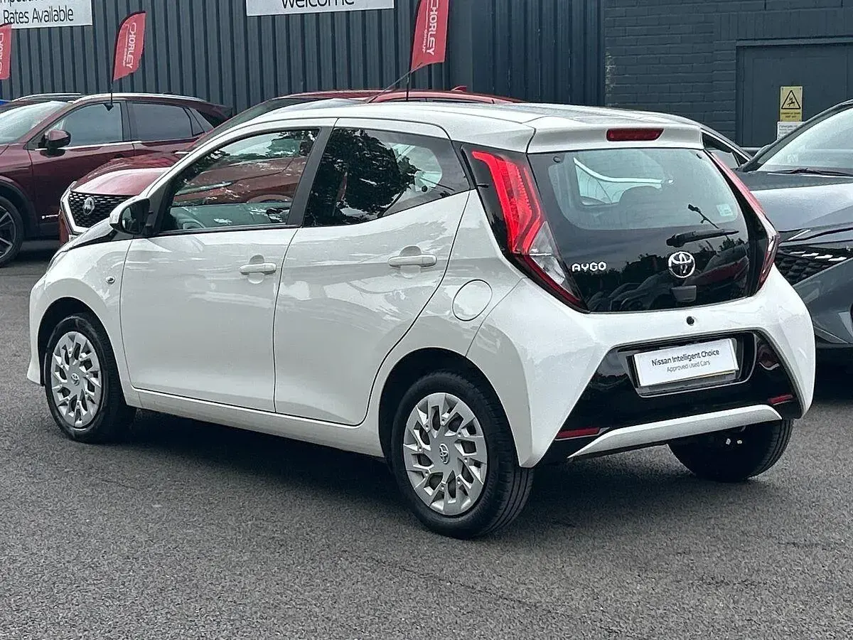 Used Toyota Aygo X-play 71 HP (52 kW) 2020 White Hatchback