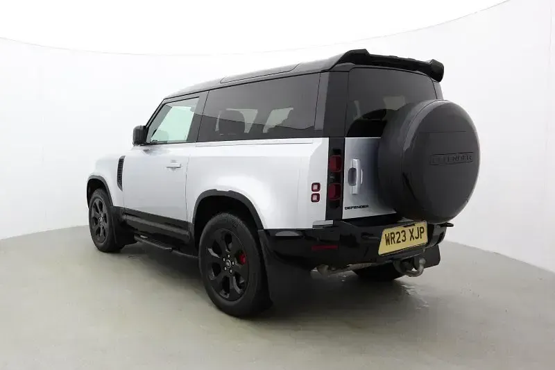 Begagnad Land Rover Defender SE Dynamic 246 HK (180 kW) 2023 Silver SUV