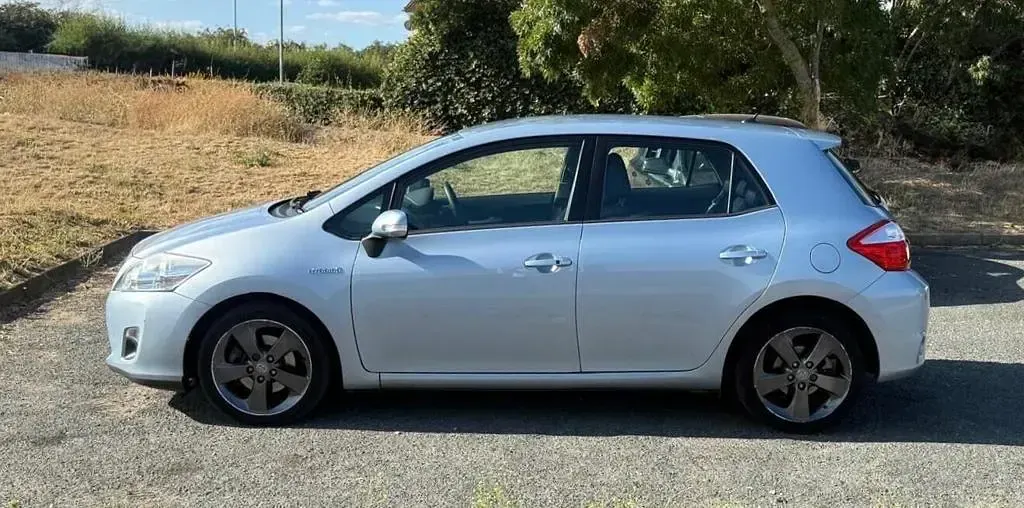 Used Toyota Auris Hybrid 136 HP (100 kW) 2012 Blue Hatchback