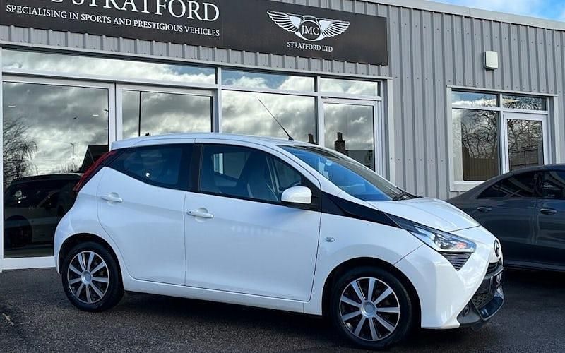 Used Toyota Aygo X-play 72 HP (52 kW) 2019 White Hatchback