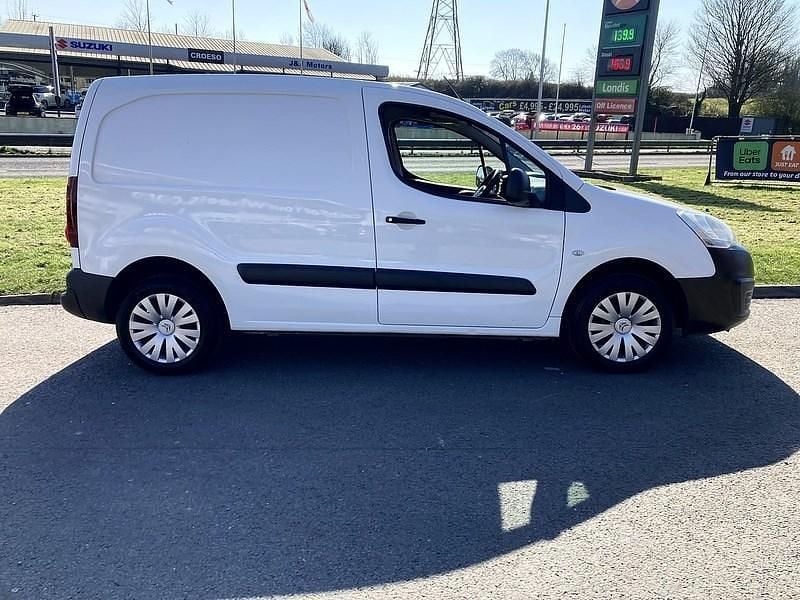 Used Citroën Berlingo 100 HP (73 kW) 2017 White MPV
