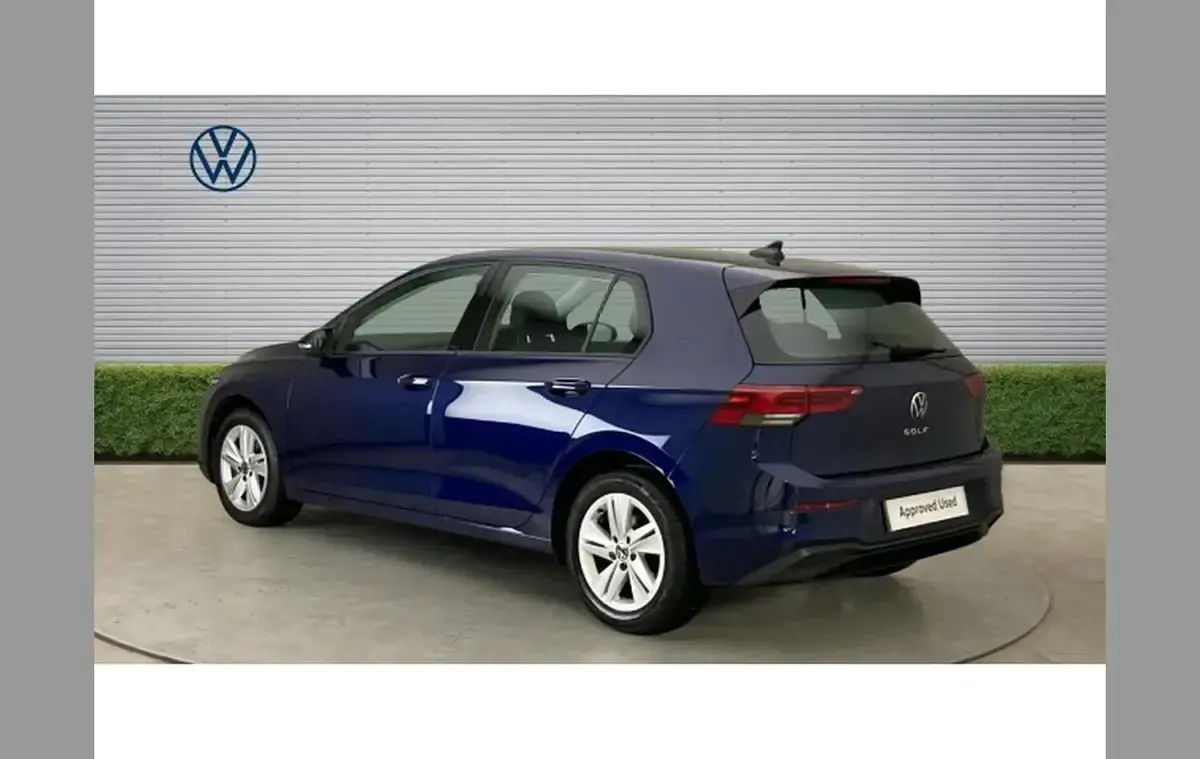 Używany VW Golf VIII Life 150 KM (110 kW) 2023 Niebieski Hatchback