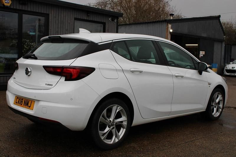 Used Vauxhall Astra SRi 150 HP (110 kW) 2018 White Hatchback