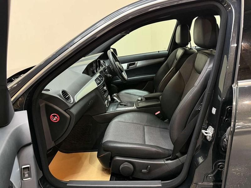 Begagnad Mercedes C180 156 HK (114 kW) 2011 Svart Sedan