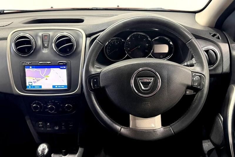 Used Dacia Sandero Lauréate 90 HP (66 kW) 2016 Red Hatchback