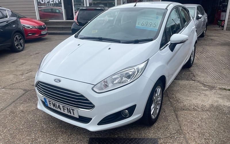 Used Ford Fiesta Zetec 105 HP (77 kW) 2014 White Hatchback
