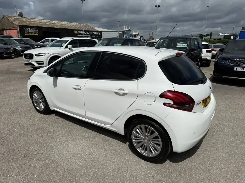 Used Peugeot 208 Allure 82 HP (60 kW) 2017 White Hatchback