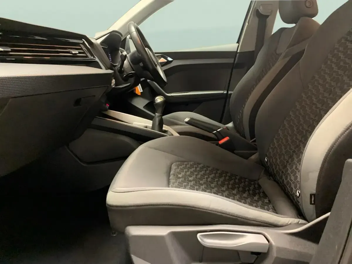 Usado Audi A1 Sportback Sport 116 HP (85 kW) 2019 Cinzento Citadino