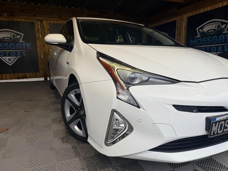 Used Toyota Prius Business Edition 122 HP (89 kW) 2016 White Hatchback