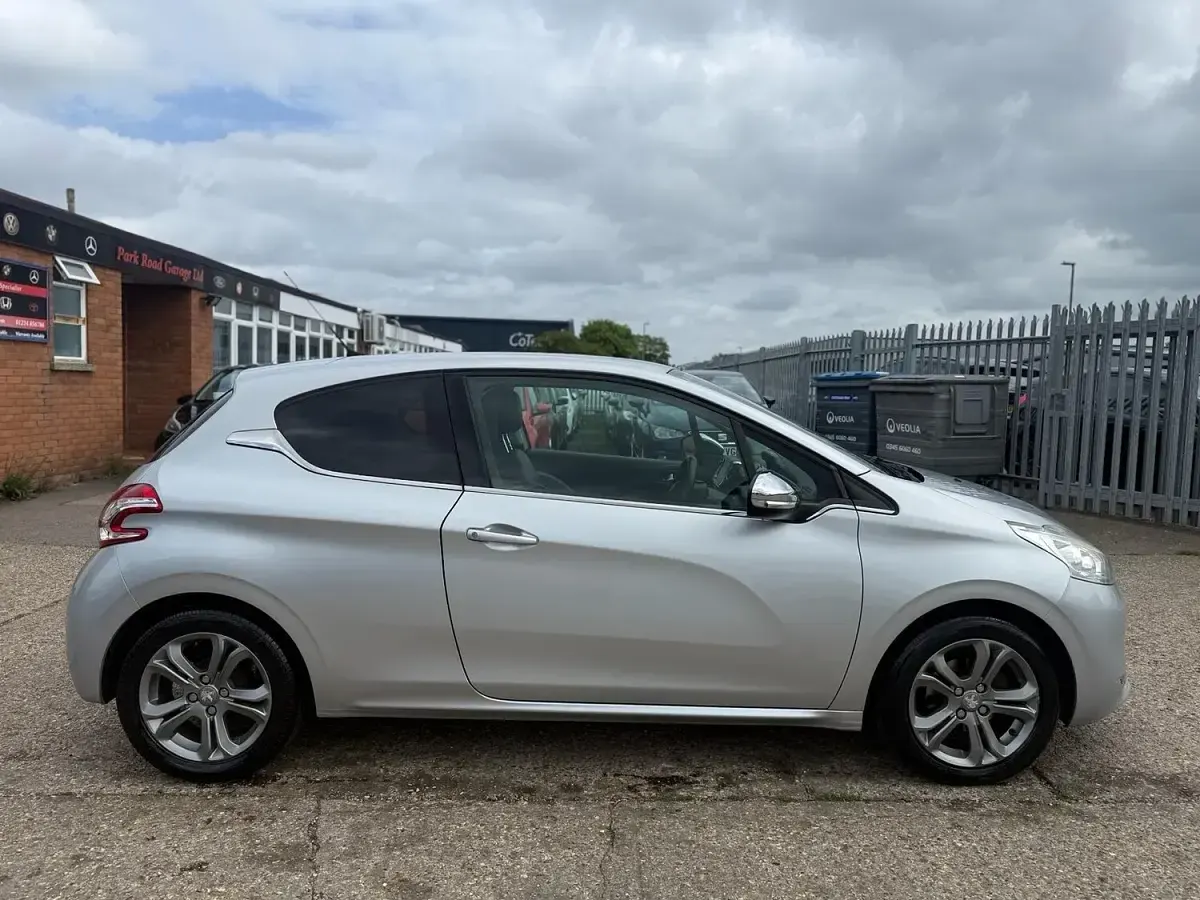 Used Peugeot 208 Allure 82 HP (60 kW) 2014 Silver Hatchback