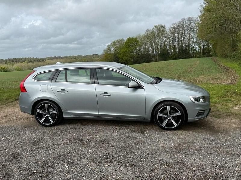 Used Volvo V60 R-Design 190 HP (139 kW) 2017 Silver Estate