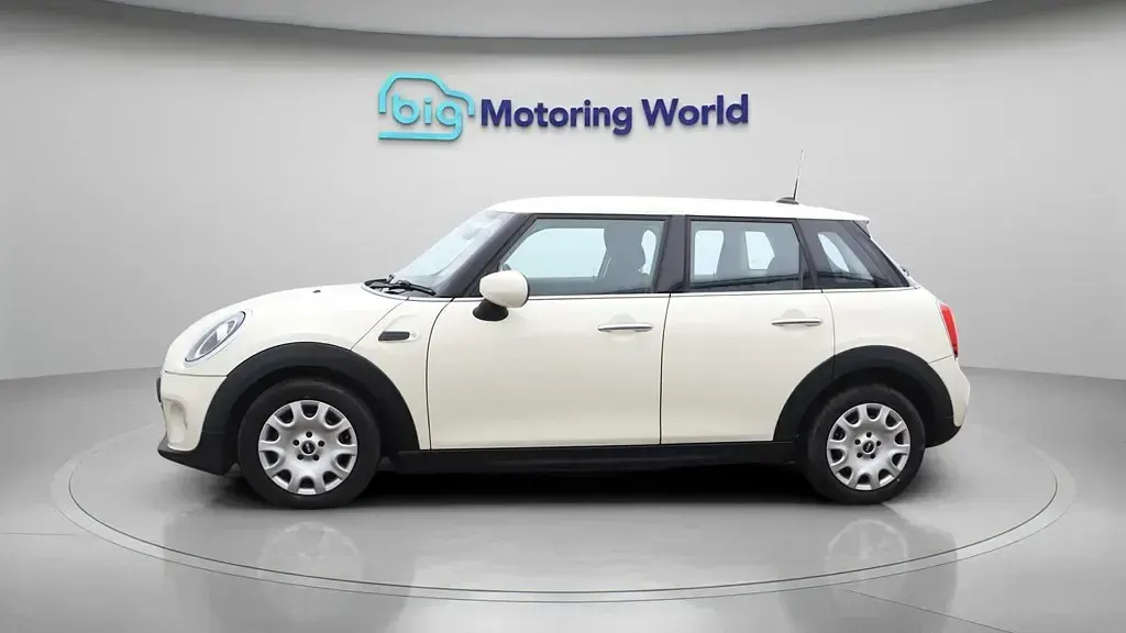 Używany Mini ONE Classic 102 KM (75 kW) 2021 Biały Hatchback