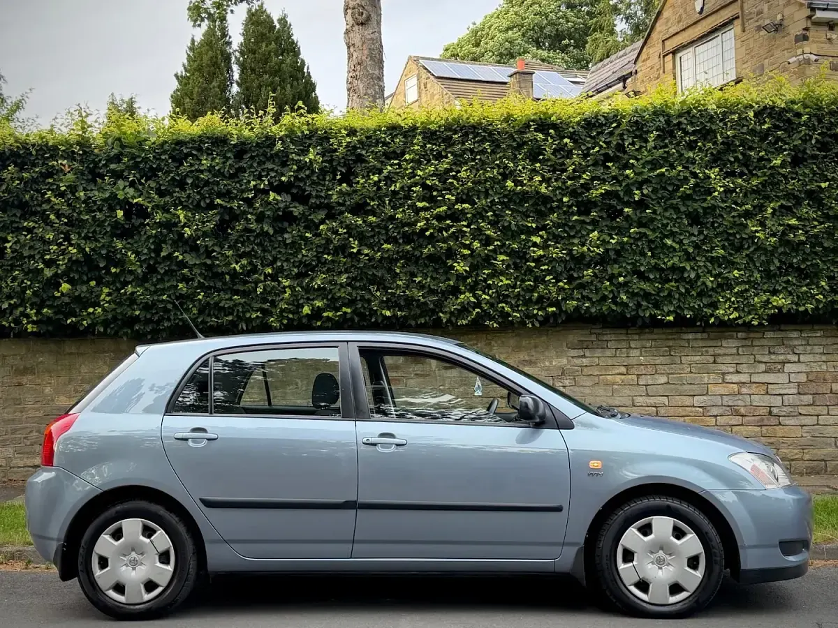 Used Toyota Corolla T2 97 HP (71 kW) 2003 Grey Hatchback