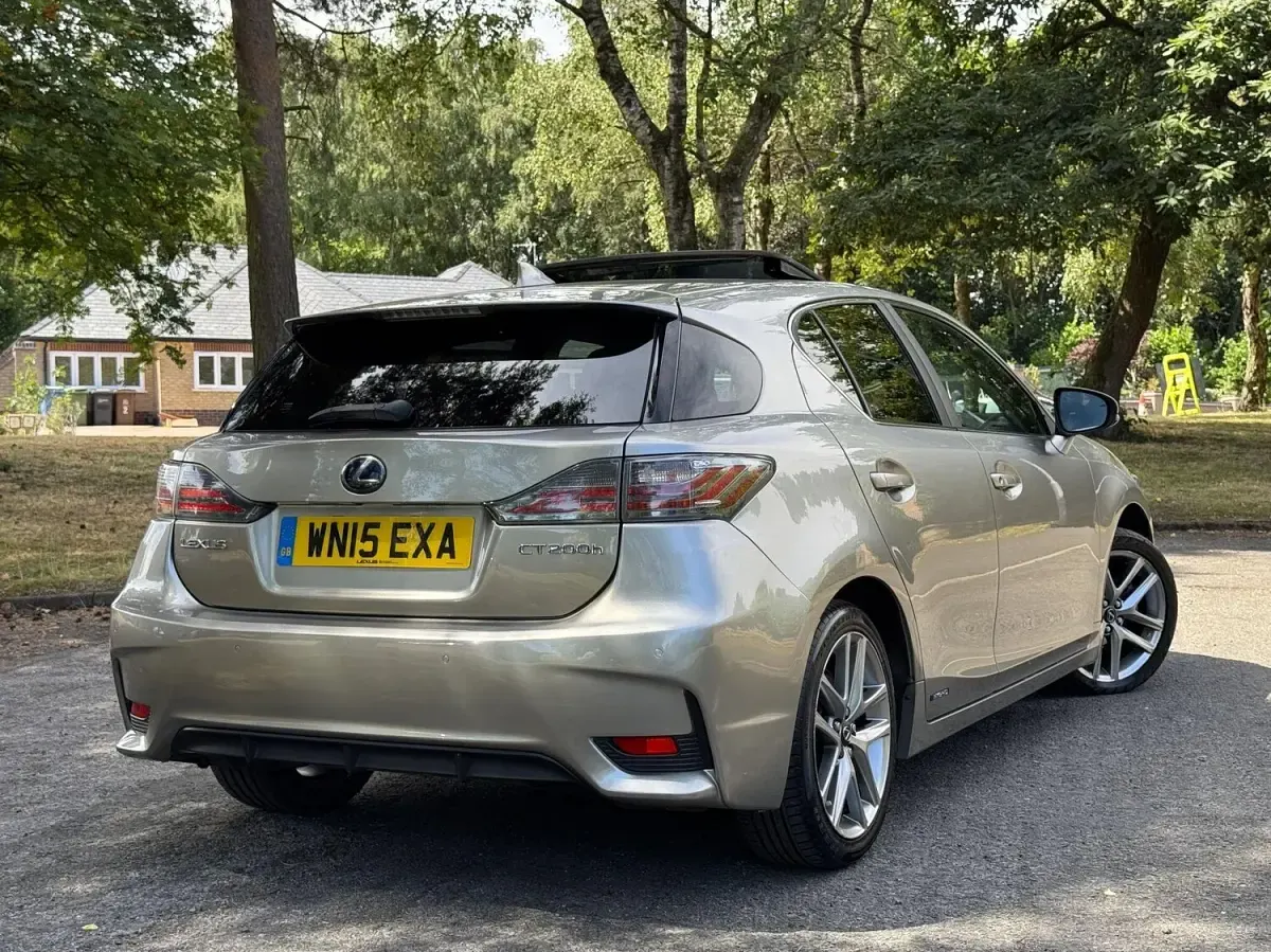 Used Lexus CT200h 136 HP (100 kW) 2015 Silver Hatchback