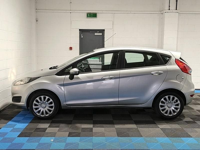 Używany Ford Fiesta Style 2018 Srebrny Hatchback