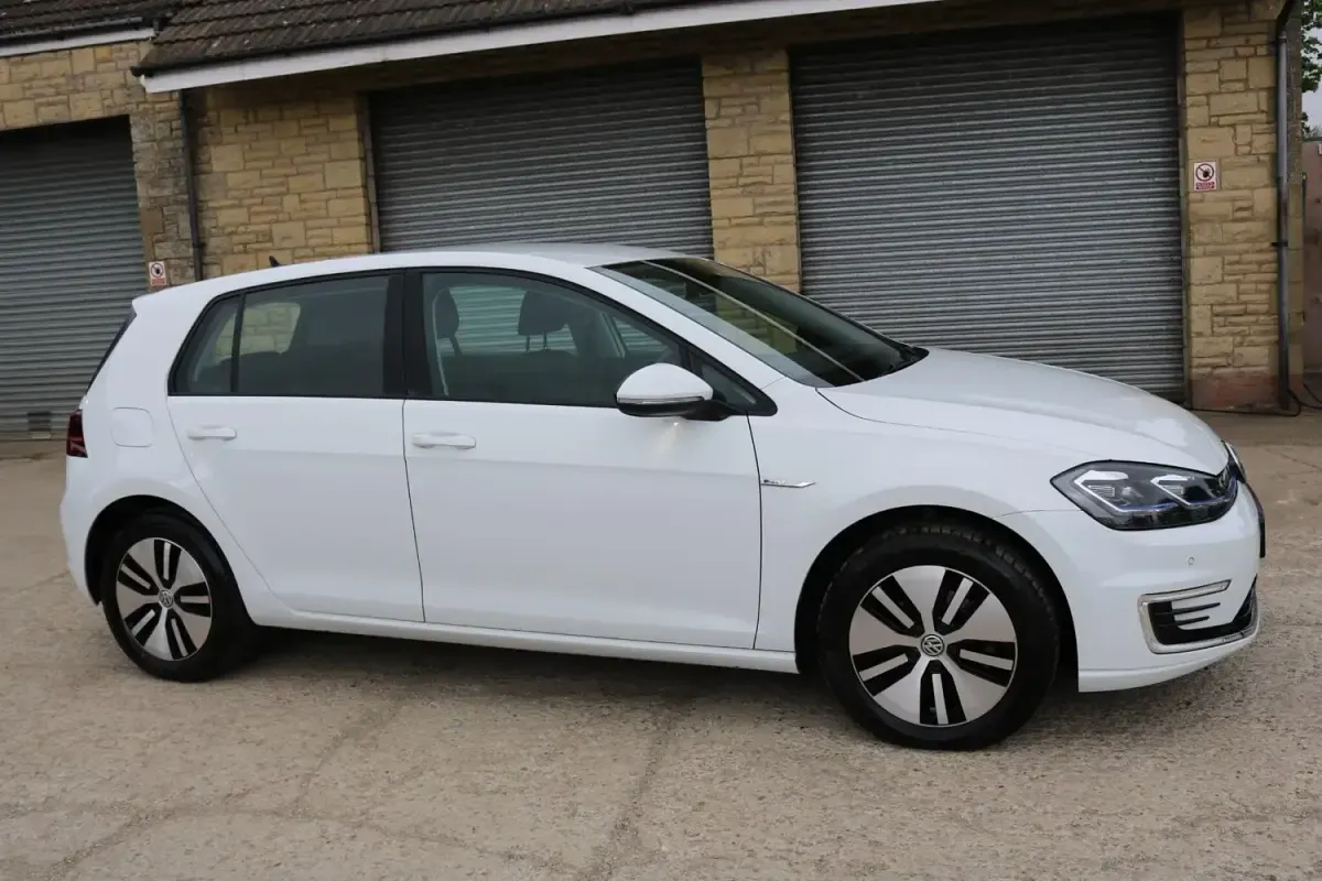 Begagnad VW e-Golf 99 kW (135 HK) 2019 Vit Halvkombi