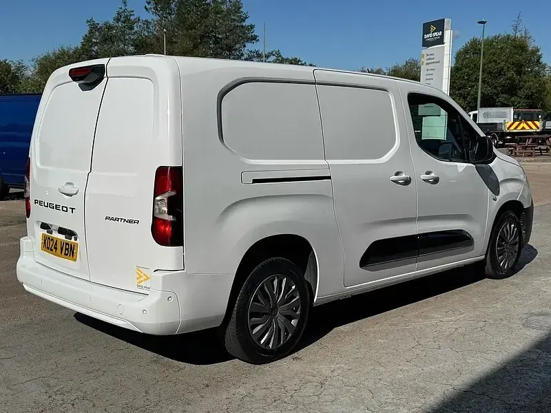 Used Peugeot Partner 100 HP (73 kW) 2024 White MPV