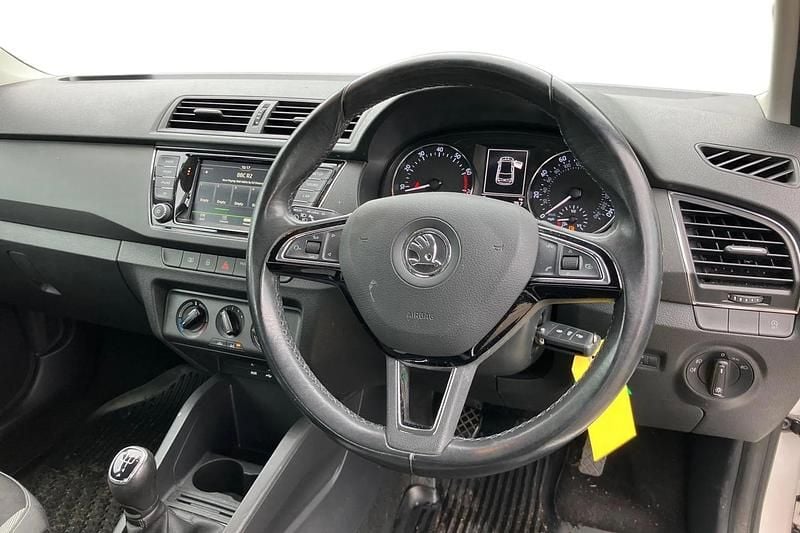 Used Skoda Fabia Colour Edition 90 HP (66 kW) 2016 White Hatchback
