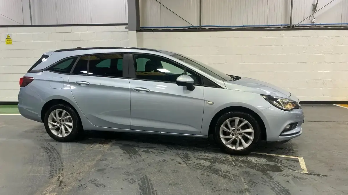 Second-hand Vauxhall Astra 105 CP (77 kW) 2018 Argintiu Break