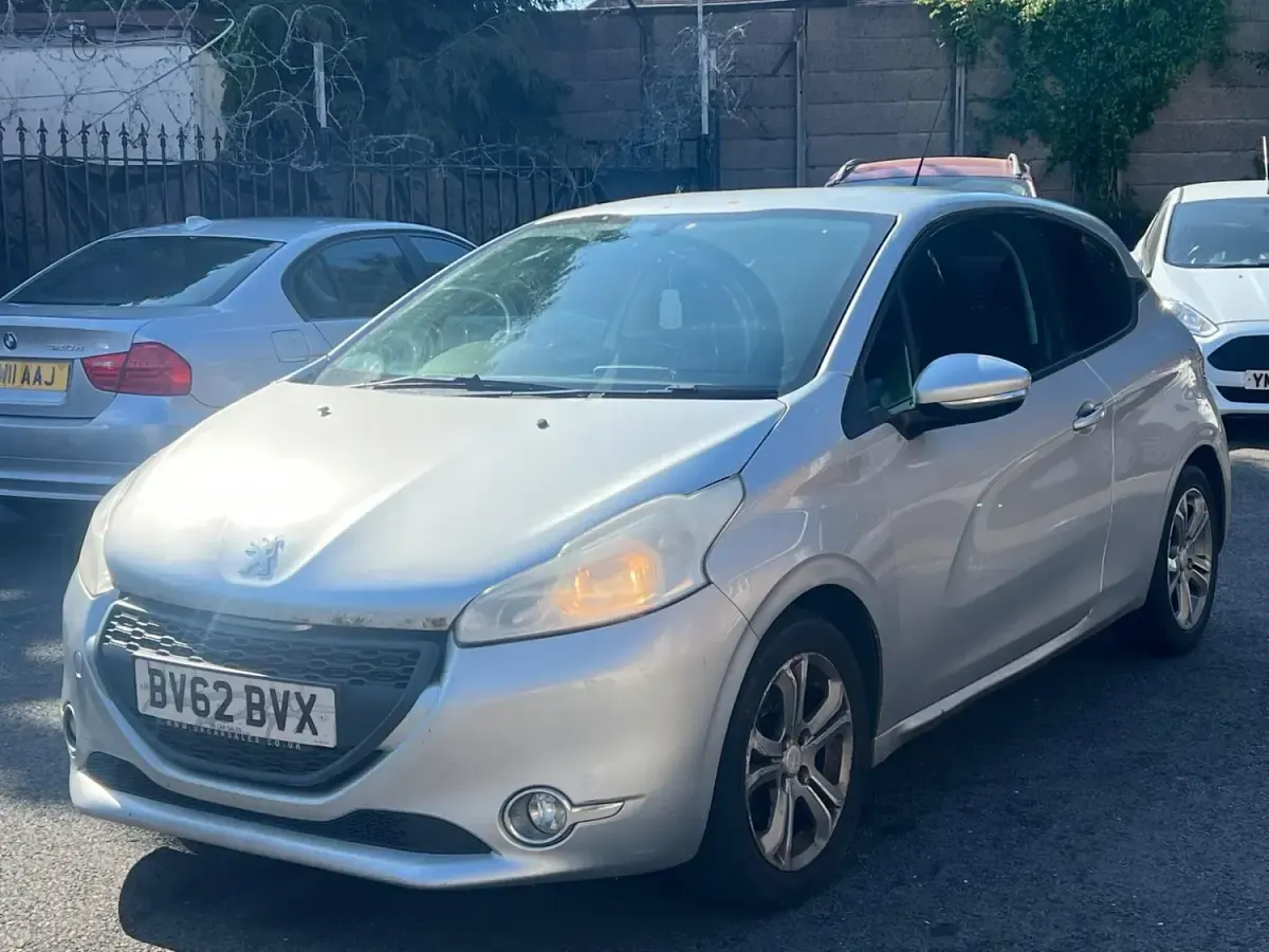 Second-hand Peugeot 208 Active 82 CP (60 kW) 2012 Argintiu Hatchback