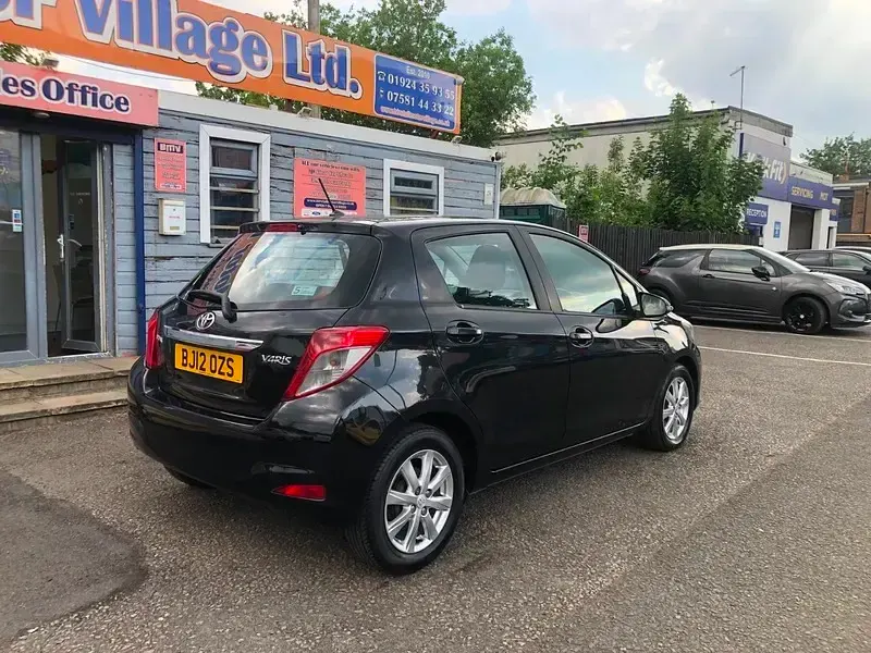 Begagnad Toyota Yaris 99 HK (72 kW) 2012 Svart Halvkombi