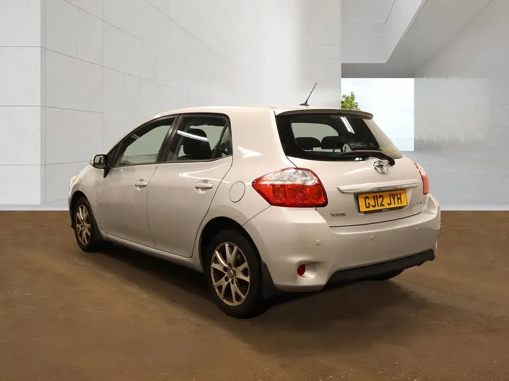 Used Toyota Auris 101 HP (74 kW) 2012 Silver Hatchback