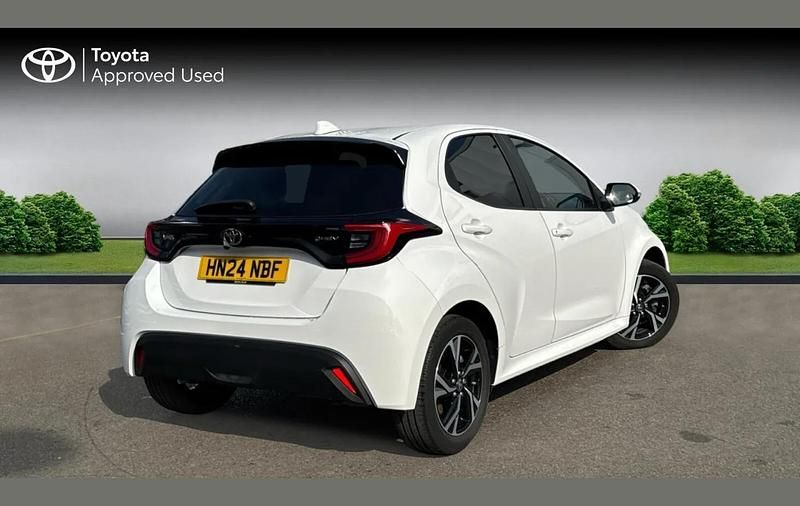 Used Toyota Yaris Hybrid Design 116 HP (85 kW) 2024 White Hatchback