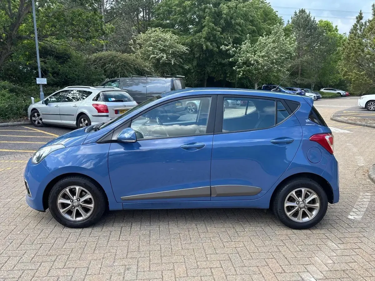 Used Hyundai i10 Premium 87 HP (63 kW) 2015 Blue Hatchback
