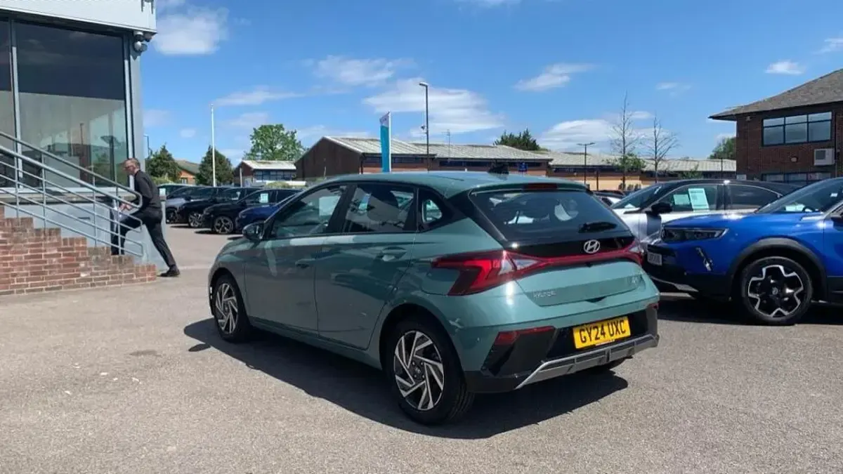 Used Hyundai i20 Advanced 99 HP (72 kW) 2024 Green Hatchback