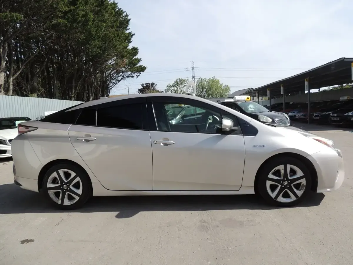 Used Toyota Prius 140 HP (102 kW) 2016 Pink Hatchback