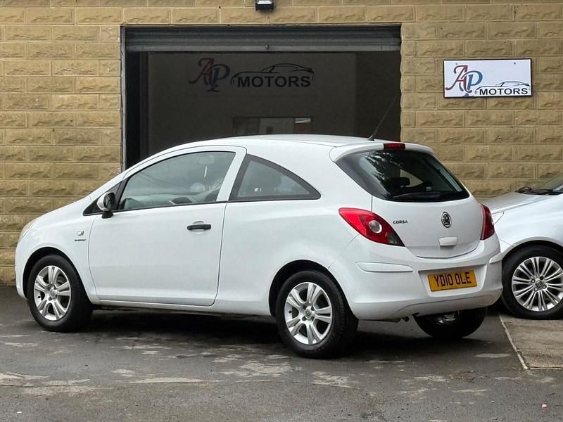 Used Vauxhall Corsa 64 HP (47 kW) 2010 White Hatchback