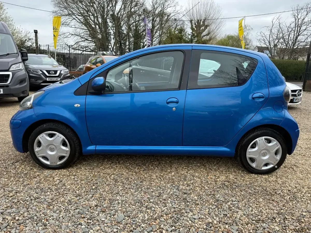 Begagnad Toyota Aygo 67 HK (49 kW) 2010 Blå Halvkombi