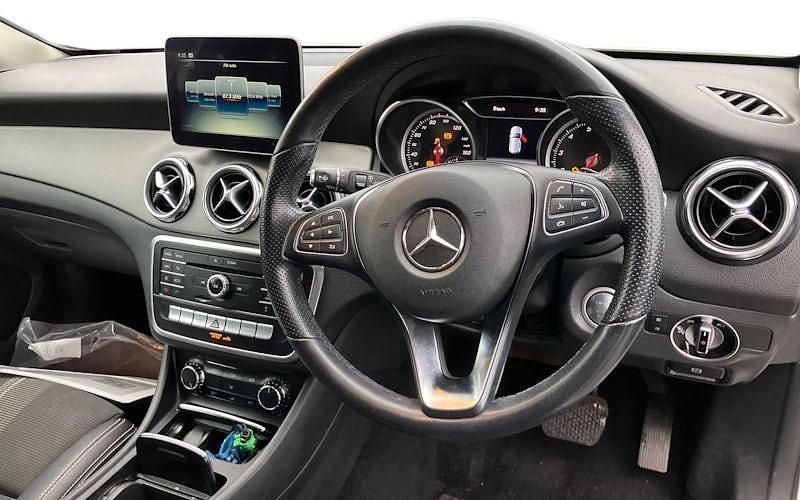 Usado Mercedes GLA180 Urban 122 HP (89 kW) 2019 Branco SUV