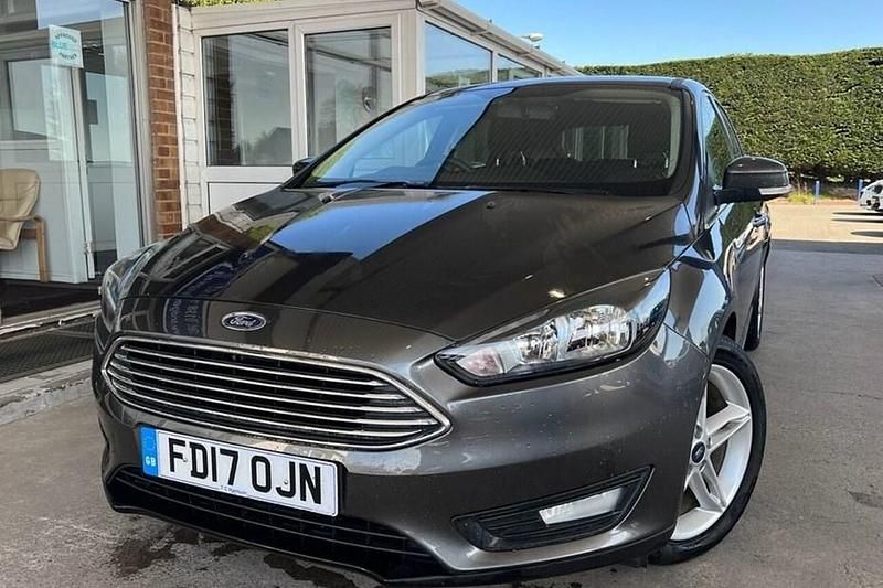 Usado Ford Focus Zetec 120 HP (88 kW) 2017 Cinzento Citadino