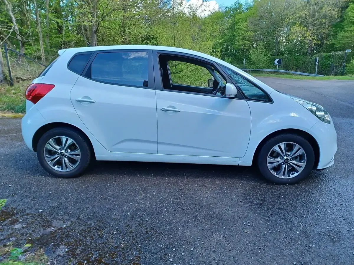 Used Kia Venga 125 HP (91 kW) 2019 White Hatchback