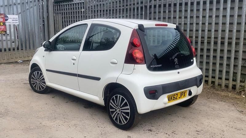 Used Peugeot 107 Active 68 HP (50 kW) 2012 White Hatchback