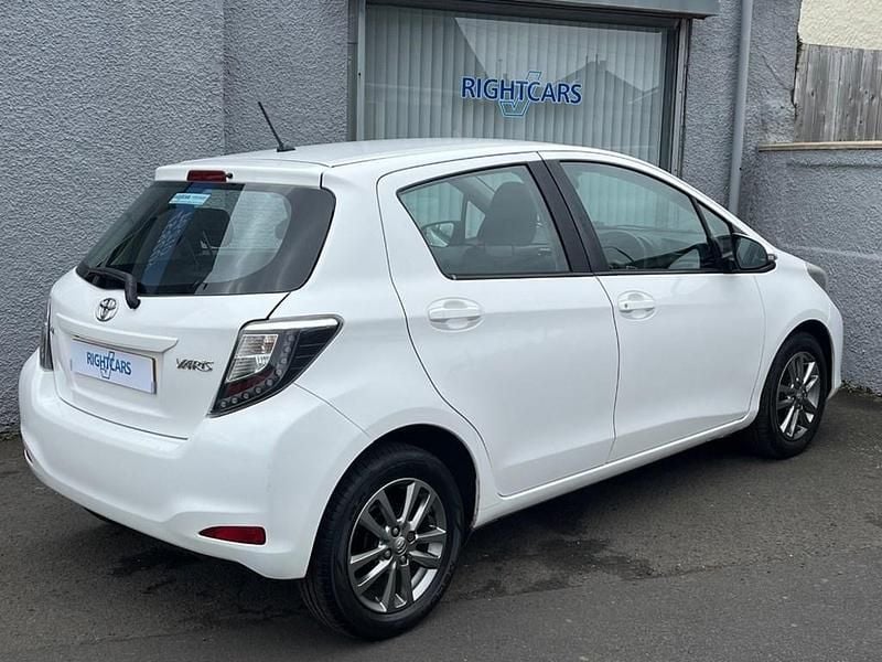 Used Toyota Yaris 90 HP (66 kW) 2014 White Hatchback